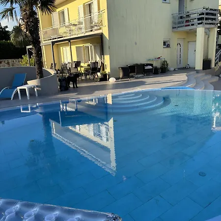 Elke Maria With Overflow Pool And Hydromassage 公寓 *