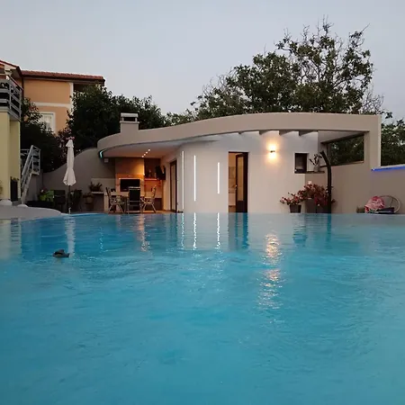 Elke Maria With Overflow Pool And Hydromassage Novigrad Istria