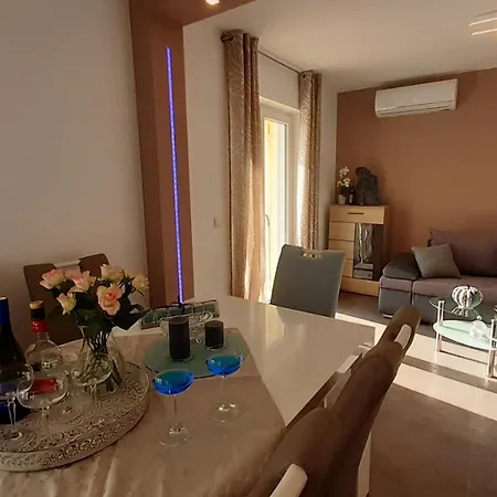 Elke Maria With Overflow Pool And Hydromassage Apartment Novigrad (Istria)