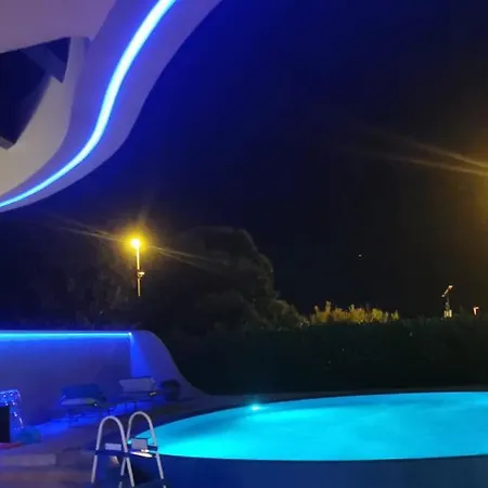 Elke Maria With Overflow Pool And Hydromassage