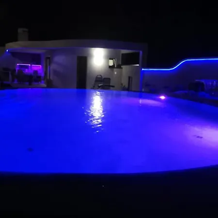 Elke Maria With Overflow Pool And Hydromassage *