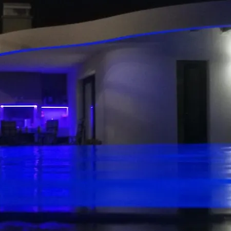 Elke Maria With Overflow Pool And Hydromassage