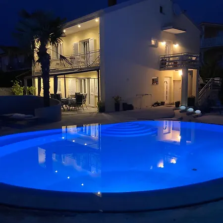 Elke Maria With Overflow Pool And Hydromassage